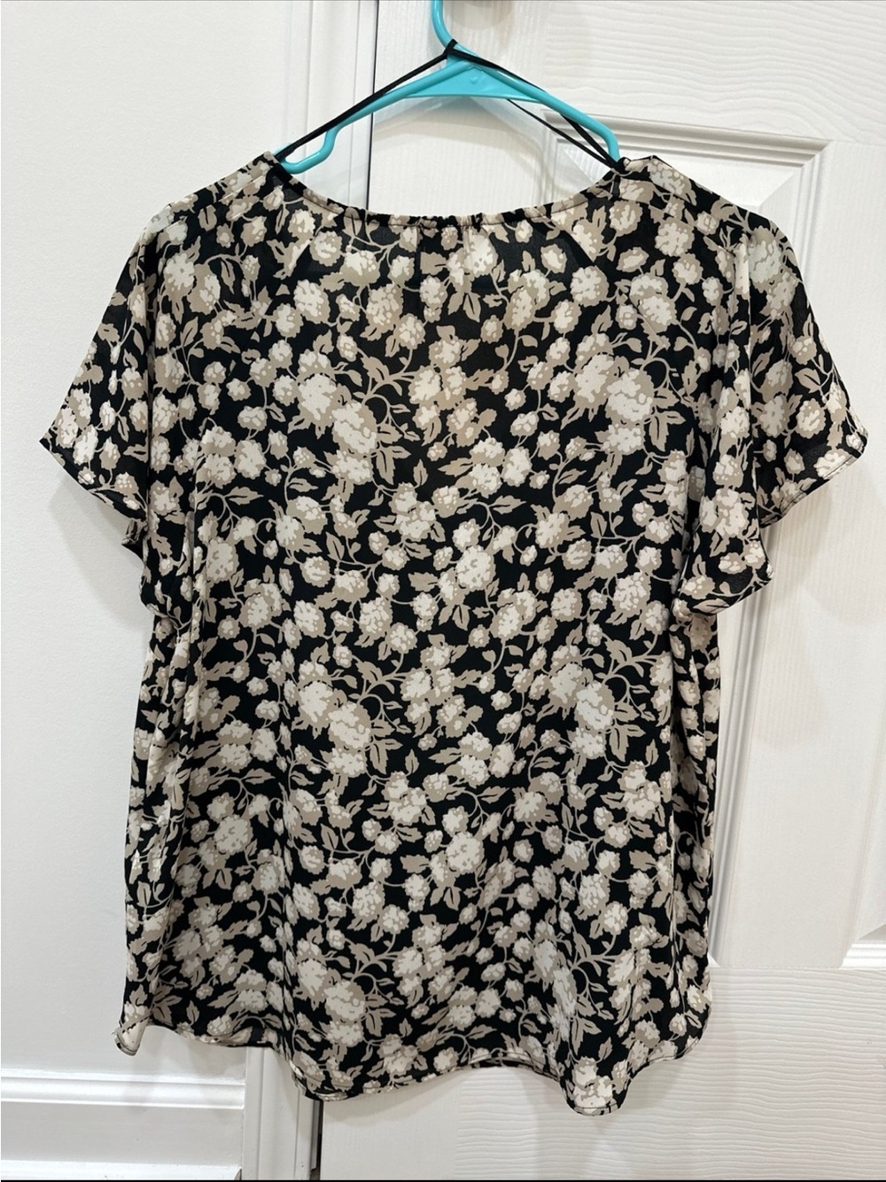H&M Black Floral V-Neck Flutter Sleeve Blouse - Picture 3 of 3